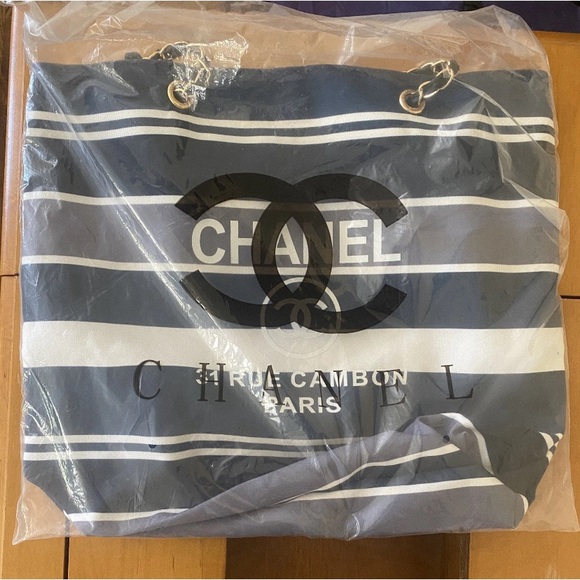 TOTE CHANEL Deauville Nautical Blue & White Striped w/ Navy Fabric & Chain - Picture 3 of 3